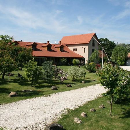 Malomdulo Farmhaz Guest House Pilisborosjeno Ngoại thất bức ảnh