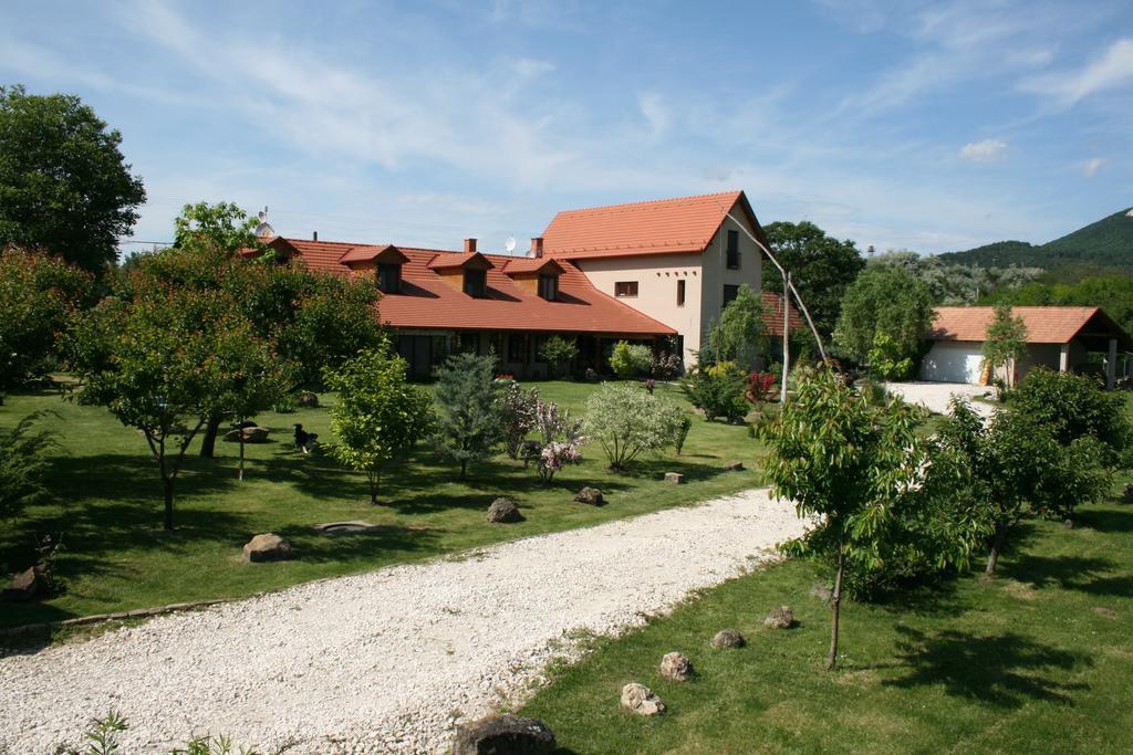 Malomdulo Farmhaz Guest House Pilisborosjeno Ngoại thất bức ảnh